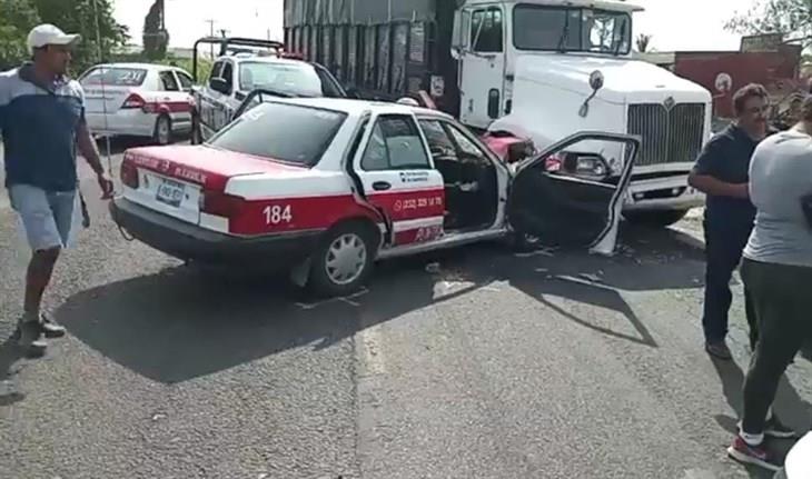 Se registra choque entre taxi y camión torton en San Rafael