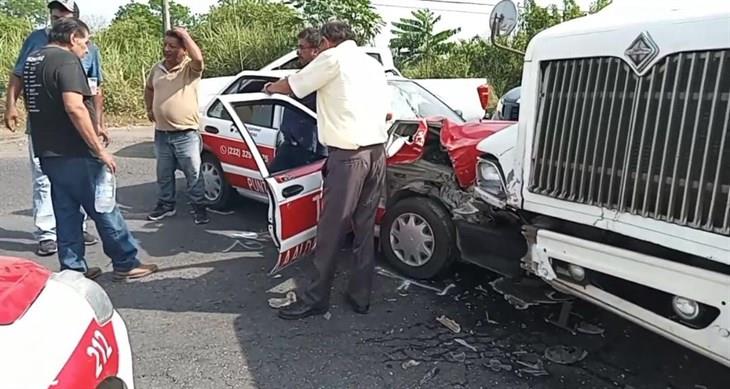 Se registra choque entre taxi y camión torton en San Rafael