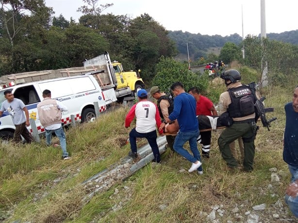 Tráiler sin frenos golpea a vehículo y cae a un voladero en la carretera Xalapa-Perote