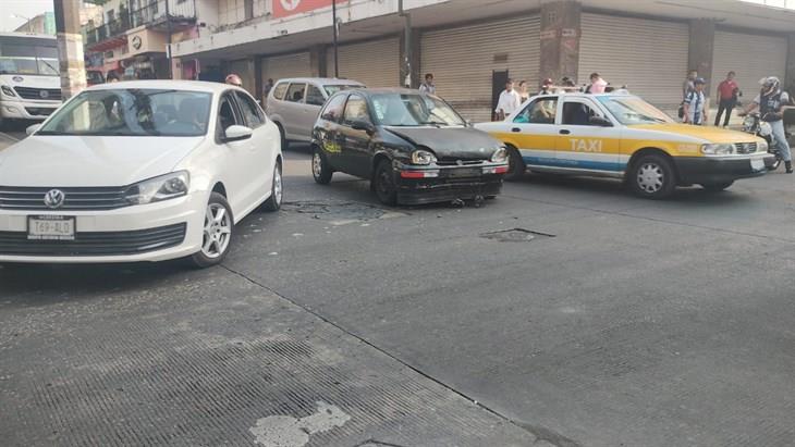 Chocan auto y camioneta con carga en pleno centro de Córdoba