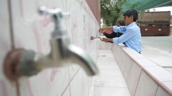 Con pipas y captación de lluvia combaten escasez de agua en escuelas de Veracruz