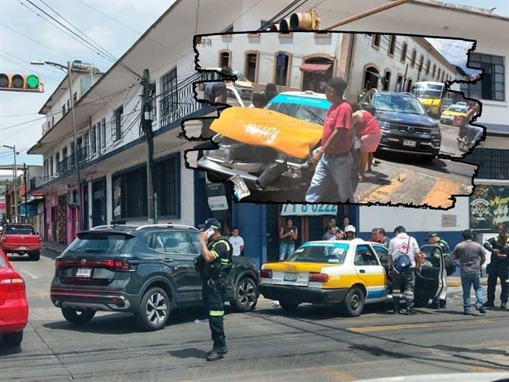 Choque entre taxi y camioneta particular en centro de Córdoba; hay dos lesionados