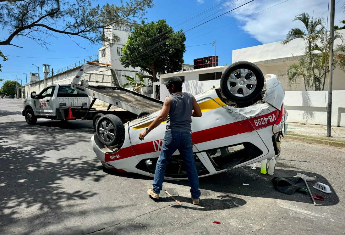 Taxi en Veracruz termina volcado tras choque con camioneta particular