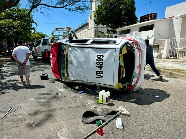 Taxi en Veracruz termina volcado tras choque con camioneta particular