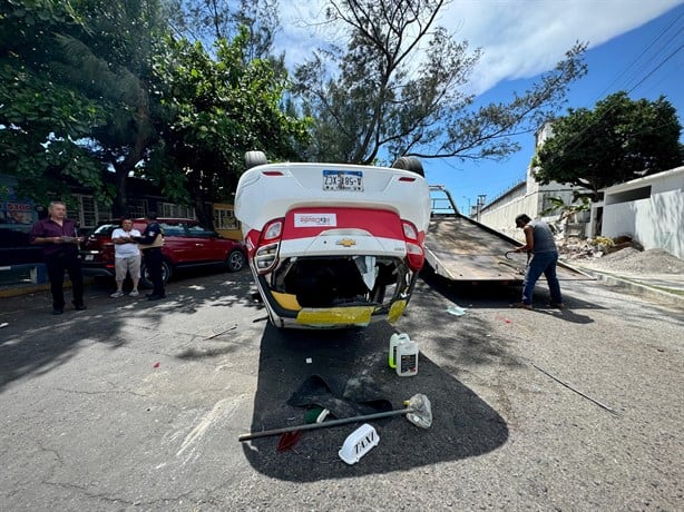 Taxi en Veracruz termina volcado tras choque con camioneta particular