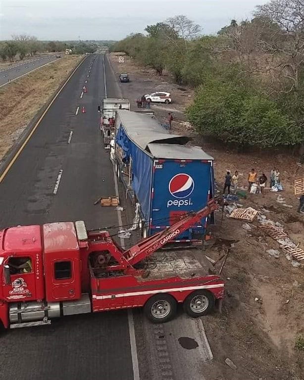 Vuelca tráiler refresquero sobre Autopista Córdoba- Veracruz, roban su mercancía