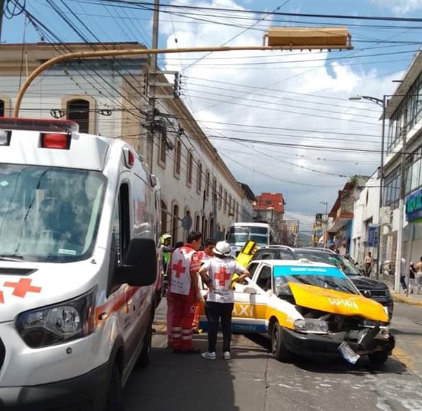 Choque entre taxi y camioneta particular en centro de Córdoba; hay dos lesionados