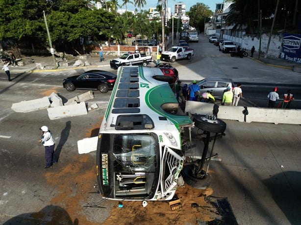 Vías alternas tras volcadura de camión de pasaje Saeta sobre el bulevar de Boca del Río