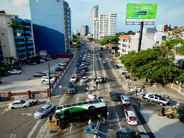 Vías alternas tras volcadura de camión de pasaje Saeta sobre el bulevar de Boca del Río