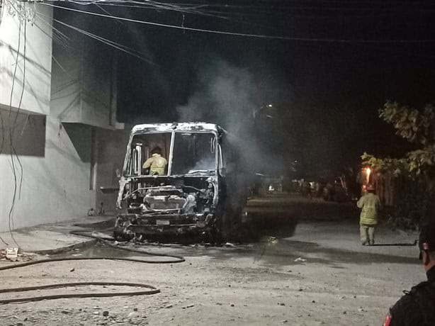 Se incendia microbús en Martínez de la Torre