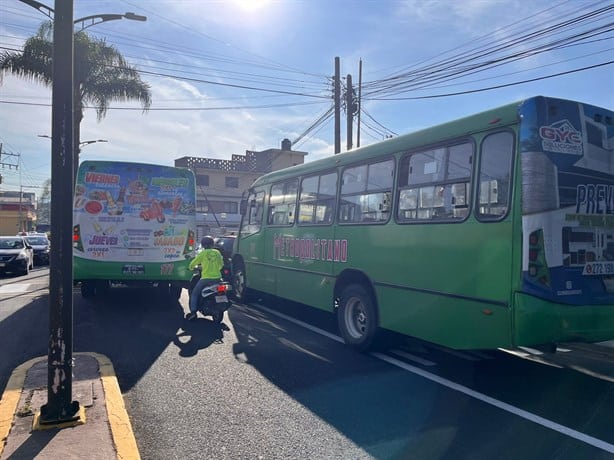 Camioneta particular es embestida por autobús urbano en Orizaba