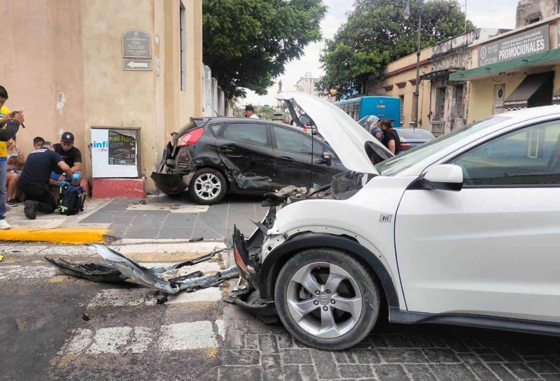 Automóvil se pasa el alto y choca contra camioneta en el centro de Veracruz