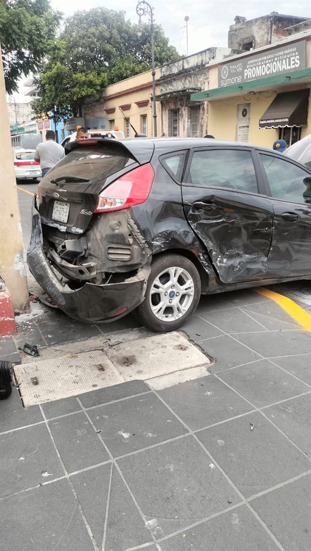 Automóvil se pasa el alto y choca contra camioneta en el centro de Veracruz