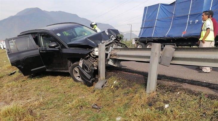 Camioneta se estampa contra barras metálicas en autopista Puebla-Córdoba