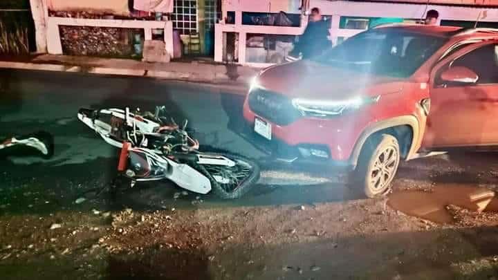 Motociclista choca contra camioneta en calles de Paso de Ovejas; no llevaba casco