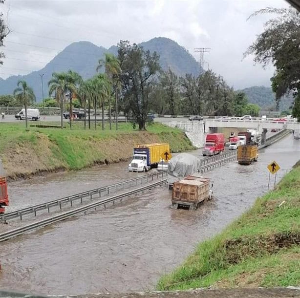 Varados, automovilistas sobre la autopista Puebla-Córdoba por las fuertes lluvias