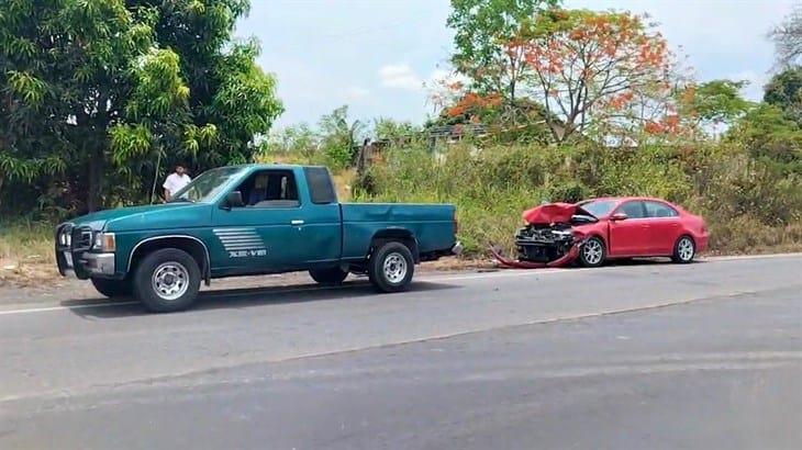 No mide su distancia y choca con camioneta en carretera federal 129