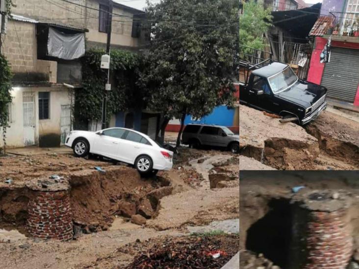 Lluvias en Xalapa provocan enorme socavón; afecta a dos autos