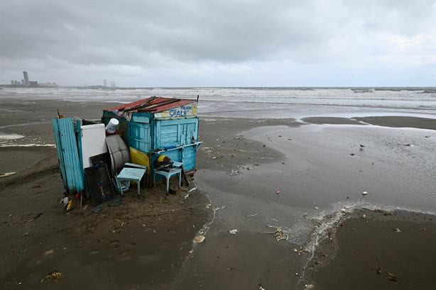 Marea alta en playa Santa Ana provoca afectaciones a palaperos en Boca del Río | VIDEO