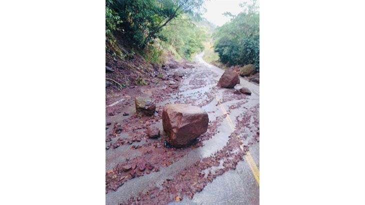 Reportan más afectaciones por derrumbes carreteros en Alto Lucero