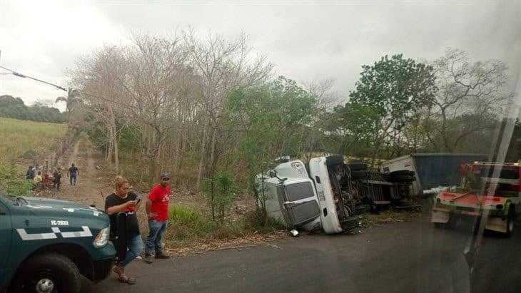 Vuelca tráiler cargado con cerveza en Tierra Blanca; ¡se desata rapiña!