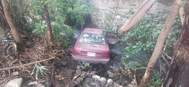 ¡Auto se queda sin frenos!; choca y termina en arrollo de aguas negras en Córdoba