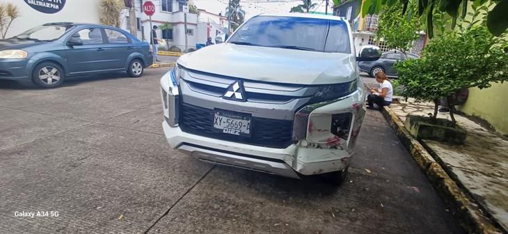 ¡Auto se queda sin frenos!; choca y termina en arrollo de aguas negras en Córdoba