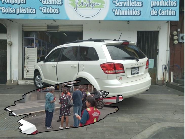 Choca y se sube a la banqueta en centro de Fortín de las Flores