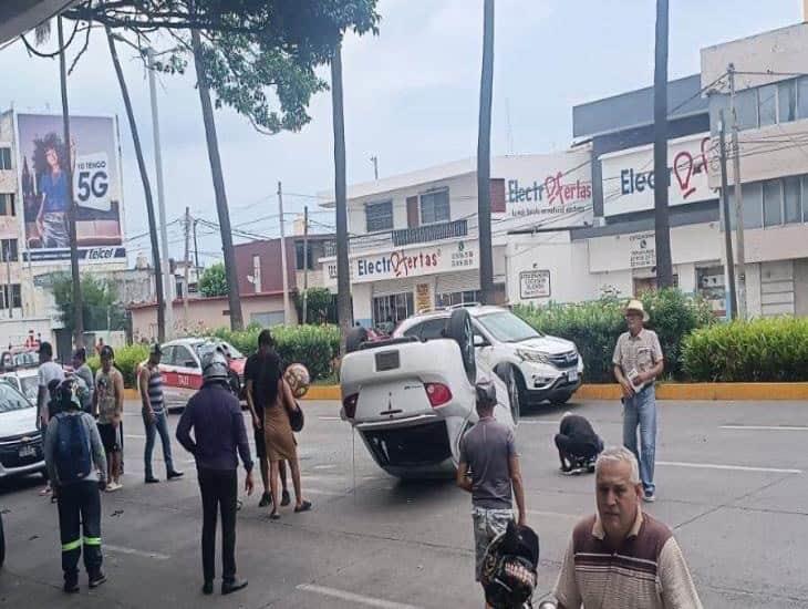 Automovilista vuelca su vehículo en avenida de Veracruz