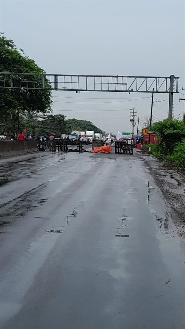 Bloquean crucero en carretera Santa Fe - Paso del Toro; manifestantes exigen topes