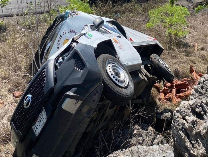 Camioneta distribuidora de carne terminada destrozada en Puente Nacional