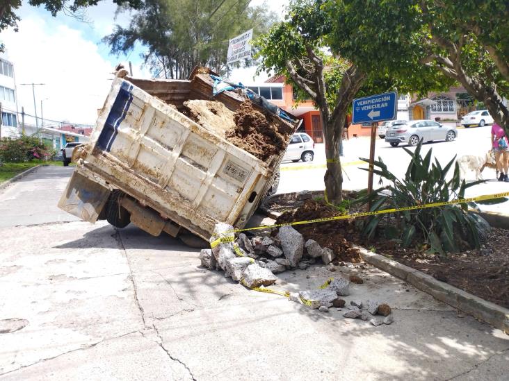 Volteo cae en registro destapado en Indeco Ánimas, en Xalapa