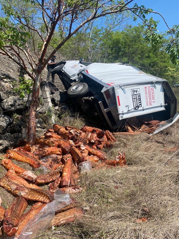 Camioneta distribuidora de carne terminada destrozada en Puente Nacional