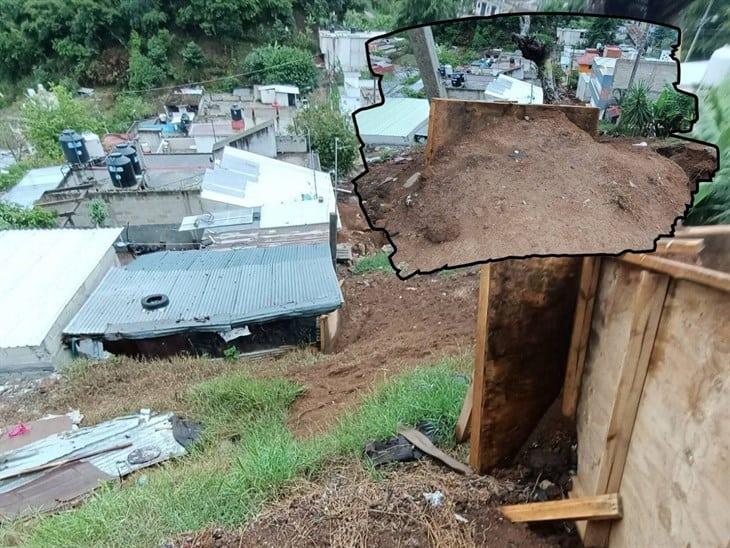 ¡Qué poca! Constructora arroja tierra a vivienda en colonia La Represilla