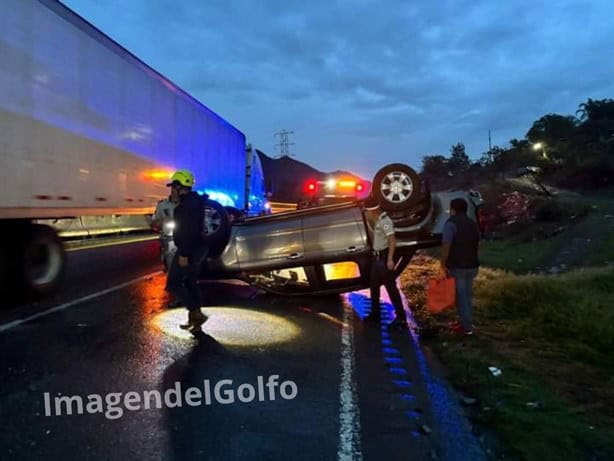 Vuelca camioneta sobre la Autopista Orizaba-Puebla, tres personas con lesiones leves