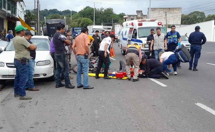 ¡Se le atravesó! Motociclista choca contra camioneta en bulevar Banderilla