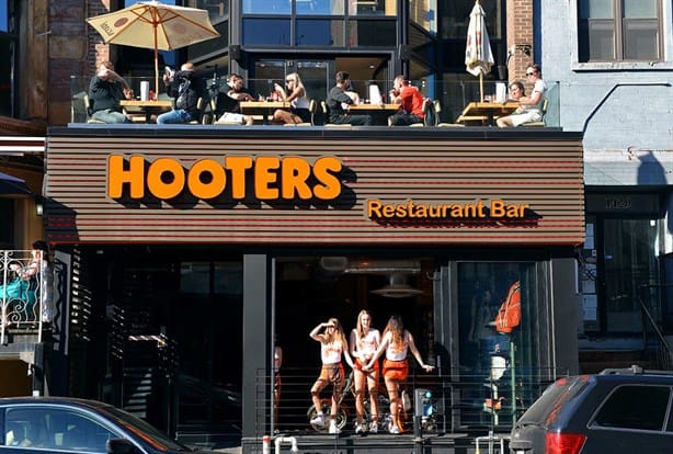 Hooters cierra sucursales y culpan a los millenials ¿Qué pasó?