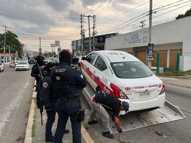 Descubren taxi abandonado a media calle en Poza Rica, preocupa paradero del conductor