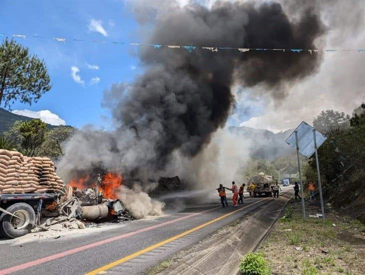 Choque e incendio de tráileres, provoca cierre de la autopista Puebla-Orizaba