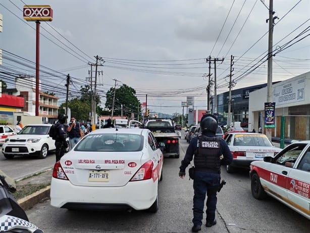 Descubren taxi abandonado a media calle en Poza Rica, preocupa paradero del conductor