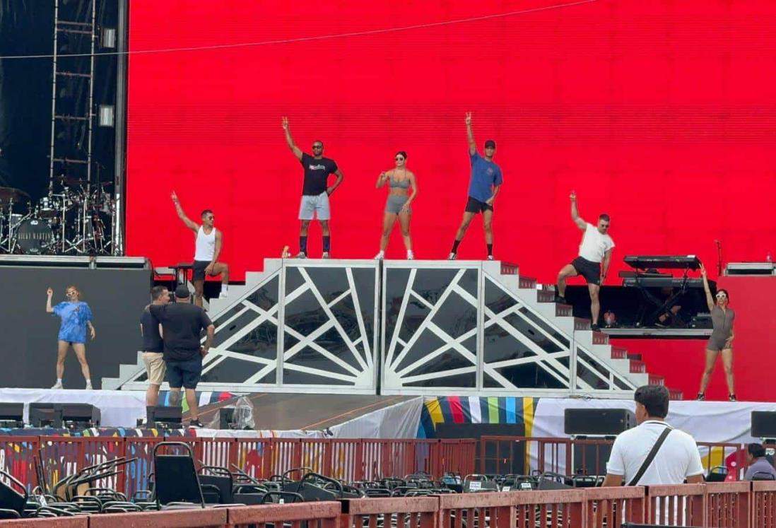 Bailarines de Ricky Martin ensayan en escenario de la Macroplaza del Malecón de Veracruz