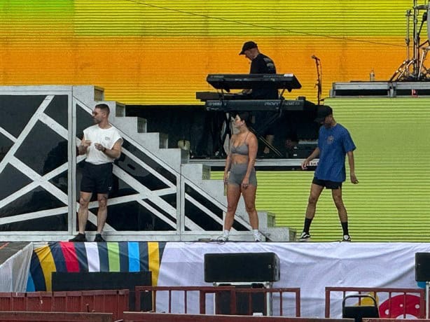 Bailarines de Ricky Martin ensayan en escenario de la Macroplaza del Malecón de Veracruz
