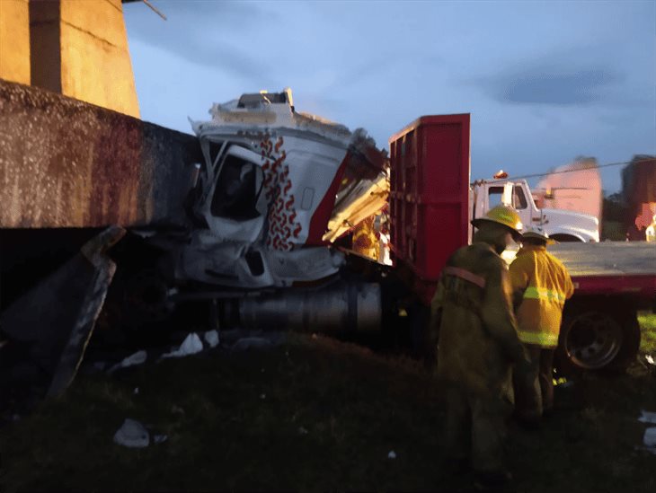 Identifican a pareja fallecida en trágico accidente de tráiler en la autopista Veracruz-Córdoba