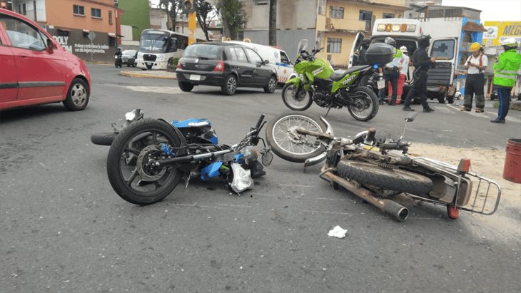 Tras fuerte choque, motociclistas resultan lesionados en Xalapa 