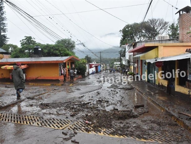 ¡Hasta el cuello de lodo! Fuerte barrancada en Huiloapan de Cuauhtémoc (+Video)