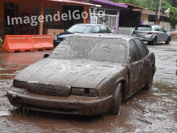 ¡Hasta el cuello de lodo! Fuerte barrancada en Huiloapan de Cuauhtémoc (+Video)