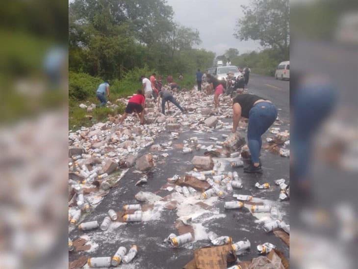 Vuelca tráiler cargado con cerveza, en Tierra Blanca; no faltaron los rapiñeros