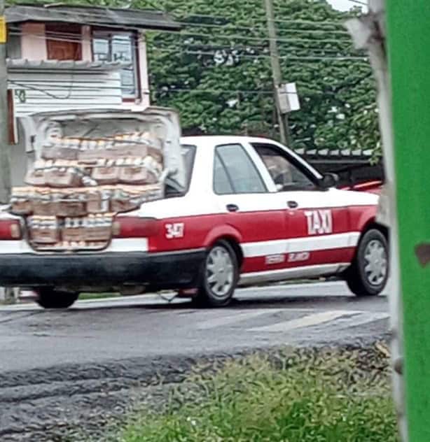 Vuelca tráiler cargado con cerveza, en Tierra Blanca; no faltaron los rapiñeros