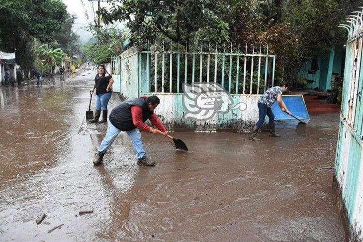 ¡Hasta el cuello de lodo! Fuerte barrancada en Huiloapan de Cuauhtémoc (+Video)