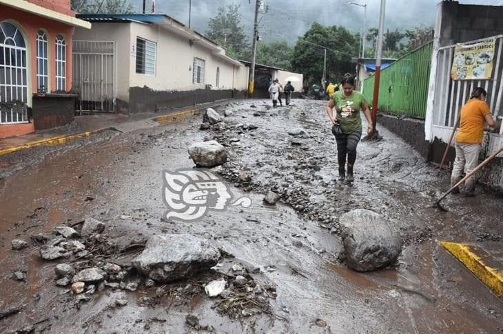 ¡Hasta el cuello de lodo! Fuerte barrancada en Huiloapan de Cuauhtémoc (+Video)